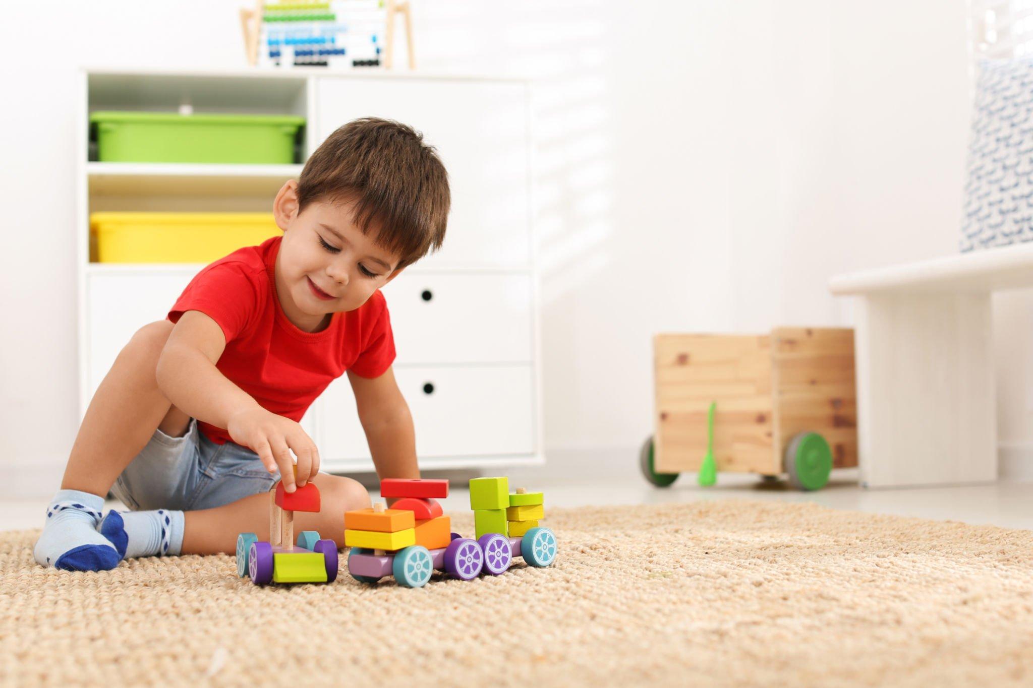 A child building a train with this building blocks